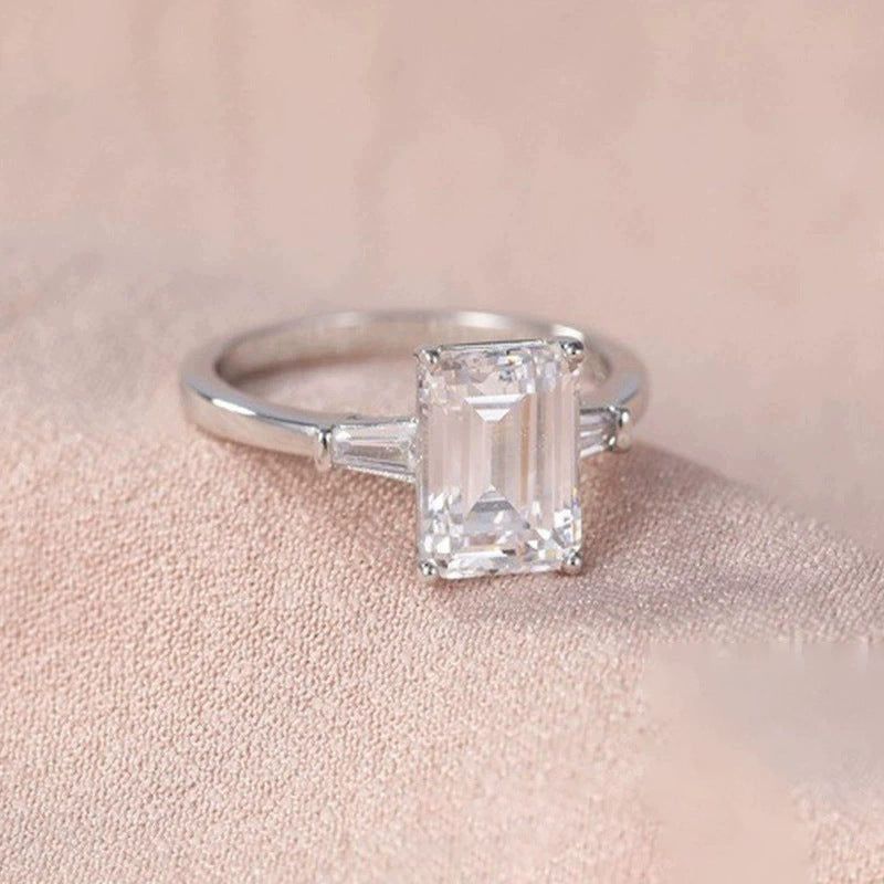 925 Silver Inlaid 3 Karat Emerald Zircon Ring